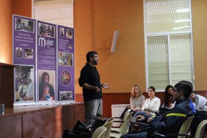 Enrique González, de Ongawa y AECOS Extremadura, habla sobre el conumo responsable en una charla pedagógica. /CONGDEX